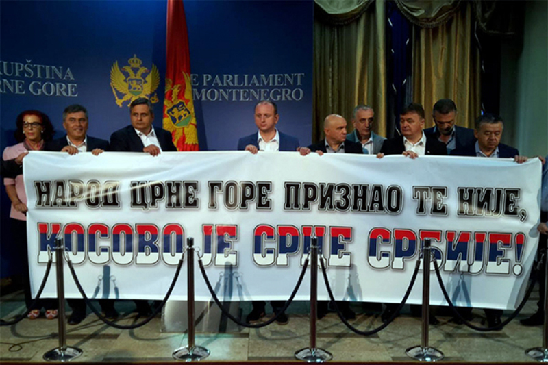 Транспартнет у ЦГ-скупштини: „Народ Црне Горе признао те није, Косово је срце Србије“ Транспартнет у ЦГ-скупштини: „Народ Црне Горе признао те није, Косово је срце Србије“