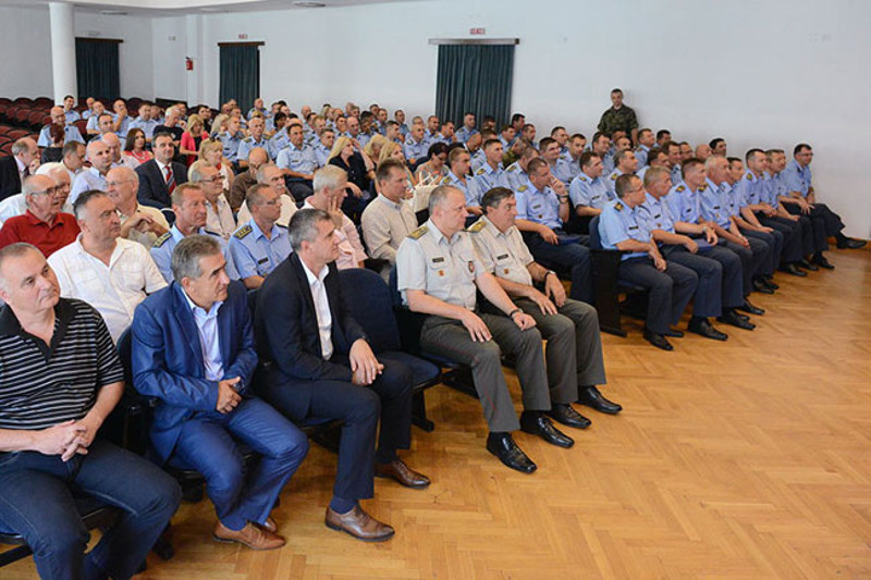 Све док будете славили "дан авијације" а не Светог Илију Громовника летећете у КОНЗЕРВАМА! Све док будете славили "дан авијације" а не Светог Илију Громовника летећете у КОНЗЕРВАМА!