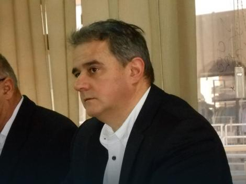 Ваљево: Одборник СНС Миленко Драгојевић, физички је насрнуо на своју бившу радницу, пред њеном малолетном децом Ваљево: Одборник СНС Миленко Драгојевић, физички је насрнуо на своју бившу радницу, пред њеном малолетном децом