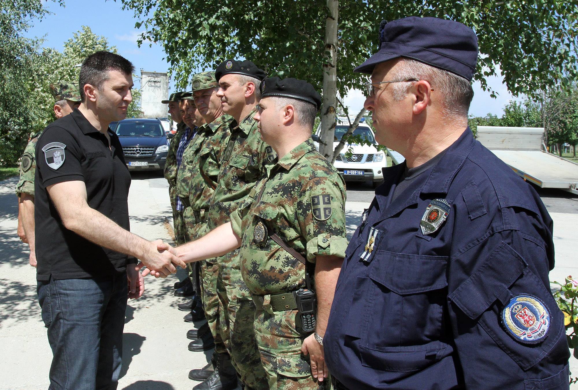 ГЛАВНОКОМАНДУЈУЋИ СИСОЈЕ! Овај Јоргованкин шофер има веће сисе од Вучића ГЛАВНОКОМАНДУЈУЋИ СИСОЈЕ! Овај Јоргованкин шофер има веће сисе од Вучића