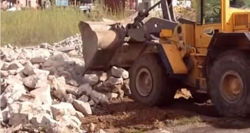 На празник Преображења Господњег Вучићеви секташи срушили споменик владици Николају Велимировићу На празник Преображења Господњег Вучићеви секташи срушили споменик владици Николају Велимировићу