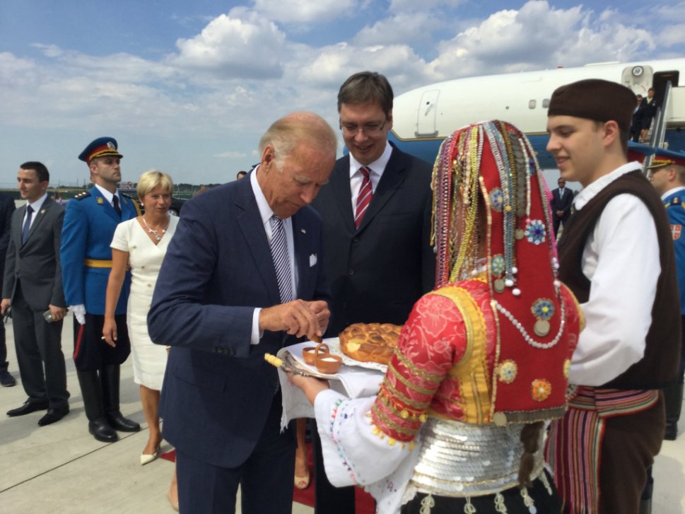 Бајден коначно слетео у Београд – Провешће пар сати у Београду и два дана у Приштина Бајден коначно слетео у Београд – Провешће пар сати у Београду и два дана у Приштина
