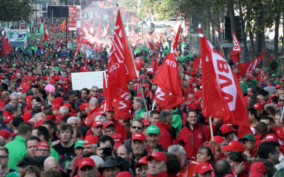 Масовни протести у Белгији због владиних реформи, Брисел блокиран неколико сати (видео) Масовни протести у Белгији због владиних реформи, Брисел блокиран неколико сати (видео)