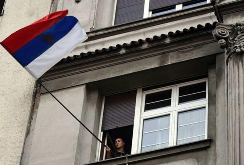 СОДОМИТИМА СМЕТА СРПСКА ЗАСТАВА Звиждали младићу који је махао српском тробојком! (видео)