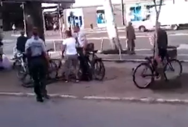 СНИМАК КОЈИ ЈЕ ПОКРЕНУО БУРУ У НОВОМ САДУ Комунална полиција не дозвољава жени да оде са пијаце (видео) СНИМАК КОЈИ ЈЕ ПОКРЕНУО БУРУ У НОВОМ САДУ Комунална полиција не дозвољава жени да оде са пијаце (видео)