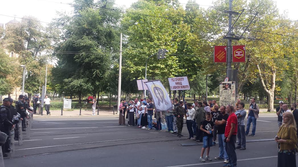 Противници содомитске параде заробљени од стране жандармерије код цркве Светог Марка Противници содомитске параде заробљени од стране жандармерије код цркве Светог Марка