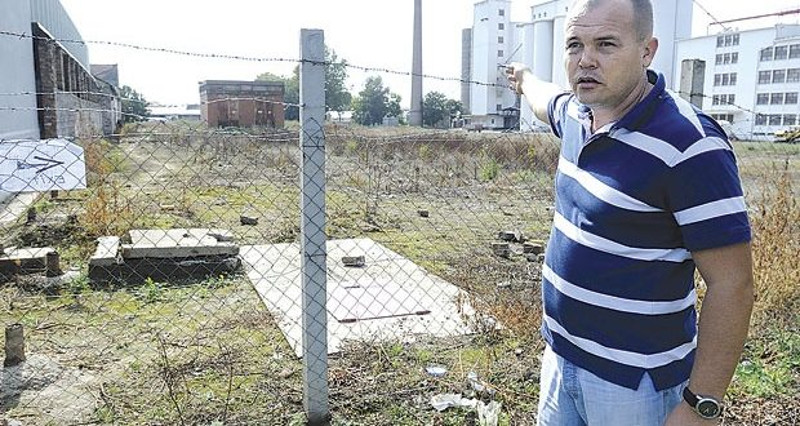 У Шиду страх због миграната: Пљачкају продавнице, малтретирају и туку мештане! У Шиду страх због миграната: Пљачкају продавнице, малтретирају и туку мештане!
