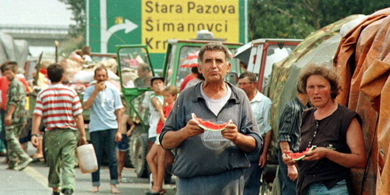 КОМЕСАРИЈАТ УПОЗОРАВА: Уместо Сиријаца гледајмо наше избеглице! 10,000 Срба из Хрватске на улици КОМЕСАРИЈАТ УПОЗОРАВА: Уместо Сиријаца гледајмо наше избеглице! 10,000 Срба из Хрватске на улици