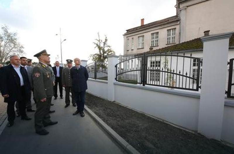 НАПРЕДНО ЛУДИЛО МЕТАСТАЗИРА: Генерал, мајор, капетан и градоначелник свечано отворили ОГРАДУ (фото) НАПРЕДНО ЛУДИЛО МЕТАСТАЗИРА: Генерал, мајор, капетан и градоначелник свечано отворили ОГРАДУ (фото)