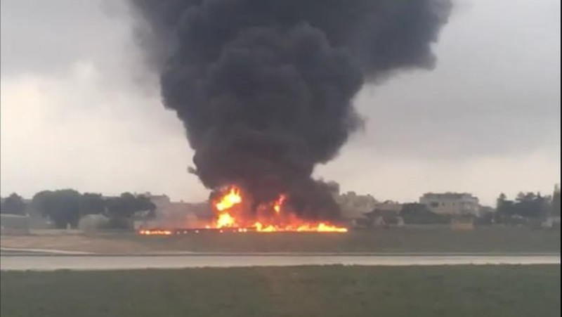 Малта: Пао авион са француским одбрамбеним званичницима, петоро мртво (видео) Малта: Пао авион са француским одбрамбеним званичницима, петоро мртво (видео)