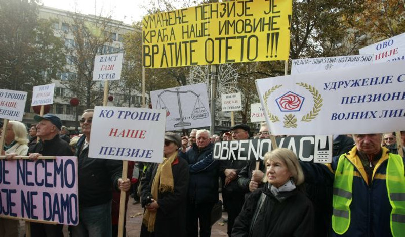 Протест пензионера под паролама: „Вратите отето“, „Ко троши наше паре“ и „Туђе нећемо, своје не дамо“ Протест пензионера под паролама: „Вратите отето“, „Ко троши наше паре“ и „Туђе нећемо, своје не дамо“