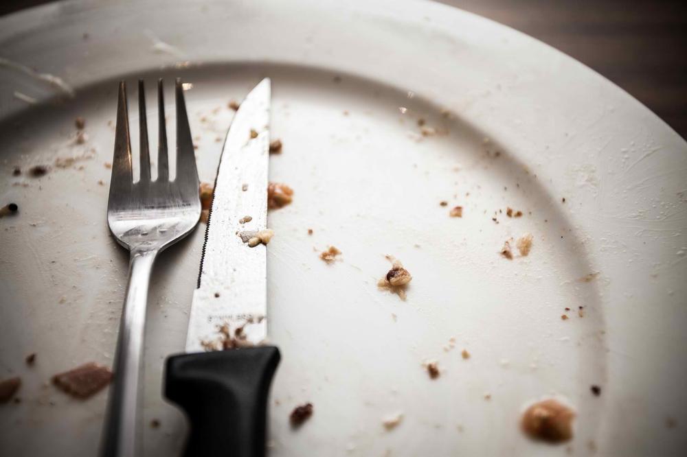 Док напредни лопови фингирају буџетски суфицит дотле на десетинe хиљада сиромашне деце у Србији буквално ГЛАДУЈЕ! Док напредни лопови фингирају буџетски суфицит дотле на десетинe хиљада сиромашне деце у Србији буквално ГЛАДУЈЕ!
