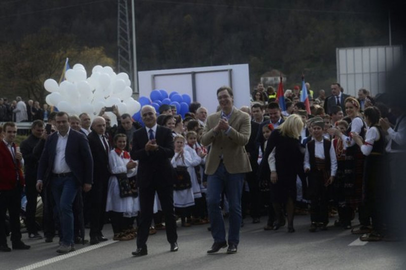 Вучићу, много си добро расположен и опуштен за некога на кога је пре који дан покушан "атентат" и коме ЦИА и црногорска мафија раде о глави Вучићу, много си добро расположен и опуштен за некога на кога је пре који дан покушан "атентат" и коме ЦИА и црногорска мафија раде о глави