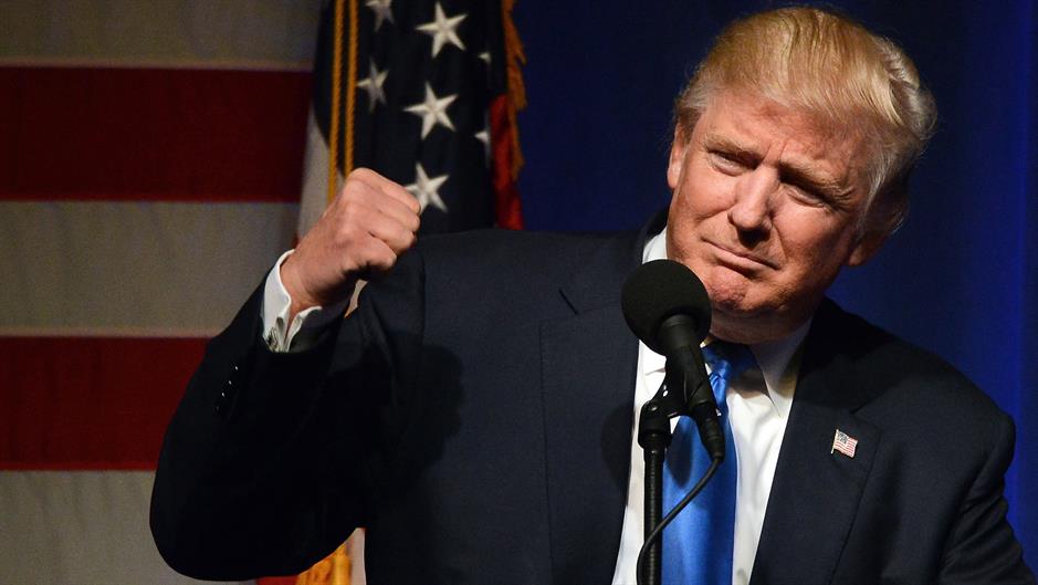 Трамп честитао Нову годину пратиоцима на Твитеру, али и својим непријатељима Трамп честитао Нову годину пратиоцима на Твитеру, али и својим непријатељима