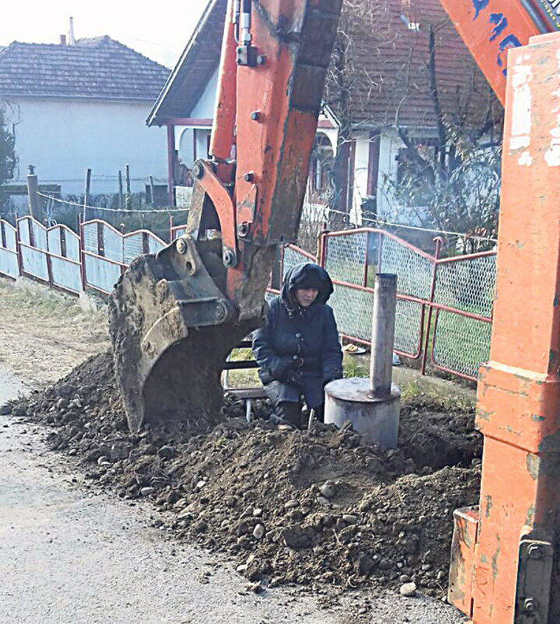 Месец дана чува шахт да јој не искључе воду Месец дана чува шахт да јој не искључе воду