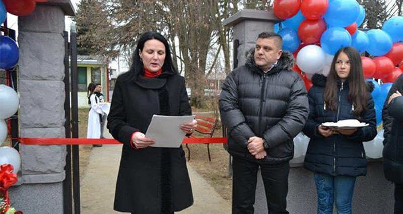 После свечаног отварања клозета, семафора и паркинга свечано отворена и школска ограда?! После свечаног отварања клозета, семафора и паркинга свечано отворена и школска ограда?!