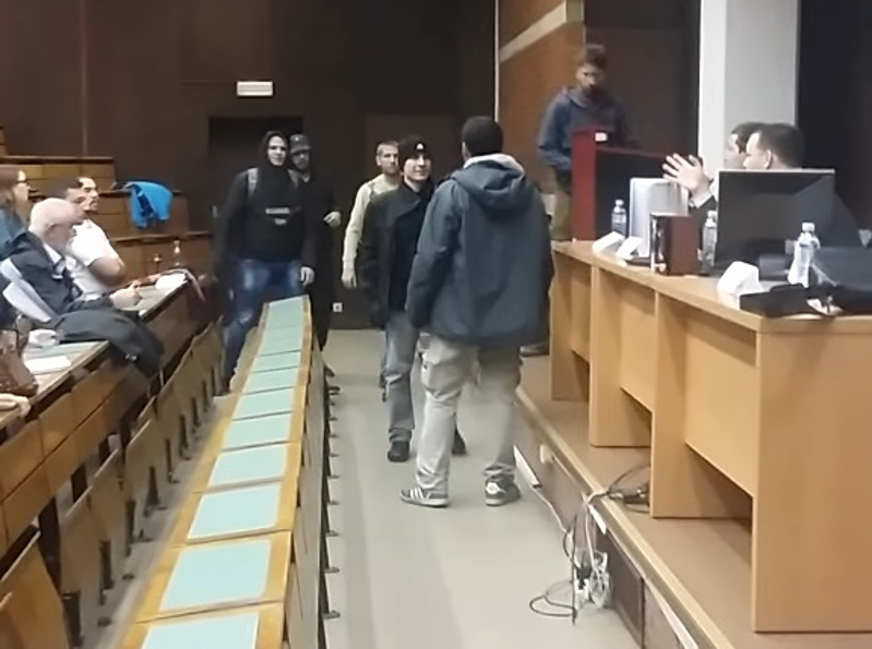 Блиц и Ало шире дезинформације и узнемиравају јавност ЛАЖНИМ ВЕСТИМА! Од радикалних левичара направили неонацисте?! (видео) Блиц и Ало шире дезинформације и узнемиравају јавност ЛАЖНИМ ВЕСТИМА! Од радикалних левичара направили неонацисте?! (видео)