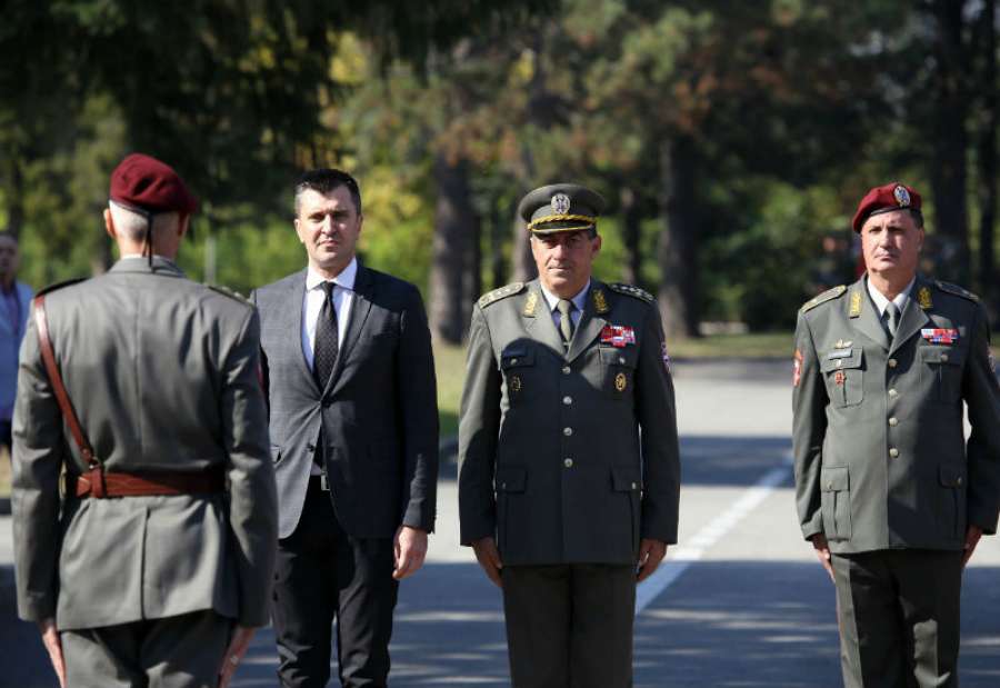 Док гладна војска протестује, тендер мајстори у Министарству одбране купују 73 „фијата 500л”, крљају новац у непостојеће стрелиште... Док гладна војска протестује, тендер мајстори у Министарству одбране купују 73 „фијата 500л”, крљају новац у непостојеће стрелиште...