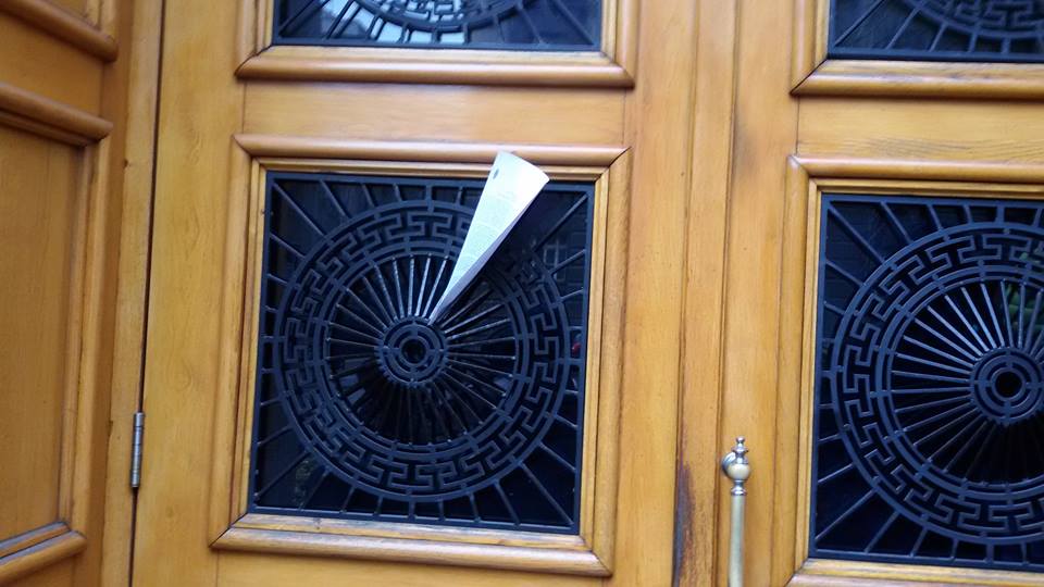 Протест војске и полиције, залепили Вучићу захтеве на врата! Протест војске и полиције, залепили Вучићу захтеве на врата!