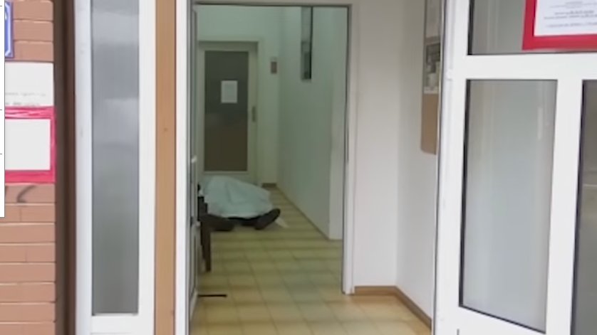 БИЗАРНА СЦЕНА У ЗАХУМСКОЈ Умро чекајући у реду, прескачу га да дођу до шалтера (видео) БИЗАРНА СЦЕНА У ЗАХУМСКОЈ Умро чекајући у реду, прескачу га да дођу до шалтера (видео)