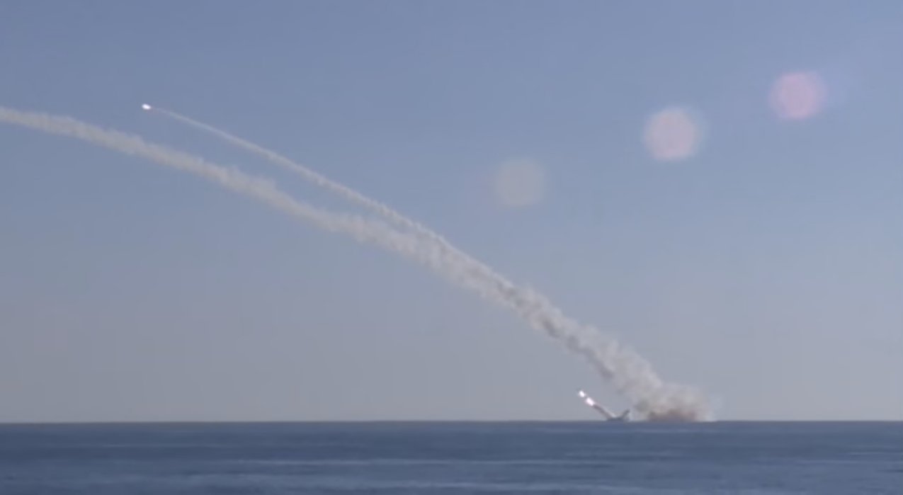 Подморница „Ростов-на-Дону“ ракетама „Калибар“ тукла објекте Исламске државе у Раки (видео) Подморница „Ростов-на-Дону“ ракетама „Калибар“ тукла објекте Исламске државе у Раки (видео)