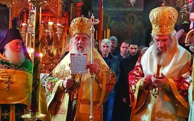 Патријарх се моли, владика Јован Манити куца поруке у сред Свете Литургије Патријарх се моли, владика Јован Манити куца поруке у сред Свете Литургије
