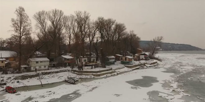 Живе на Дунаву данима одсечени ледом од света (видео) Живе на Дунаву данима одсечени ледом од света (видео)