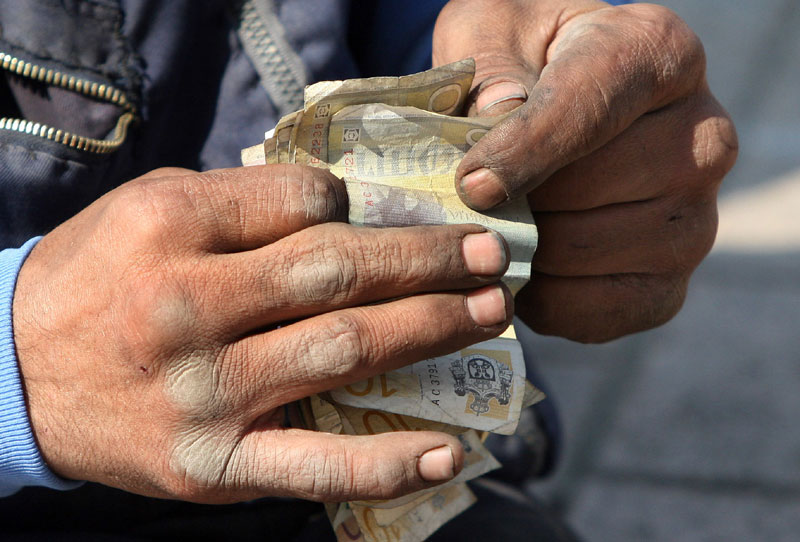Иако је у Србији повећана минимална цена рада на 130 динара и даље је међу најнижим у Европи Иако је у Србији повећана минимална цена рада на 130 динара и даље је међу најнижим у Европи