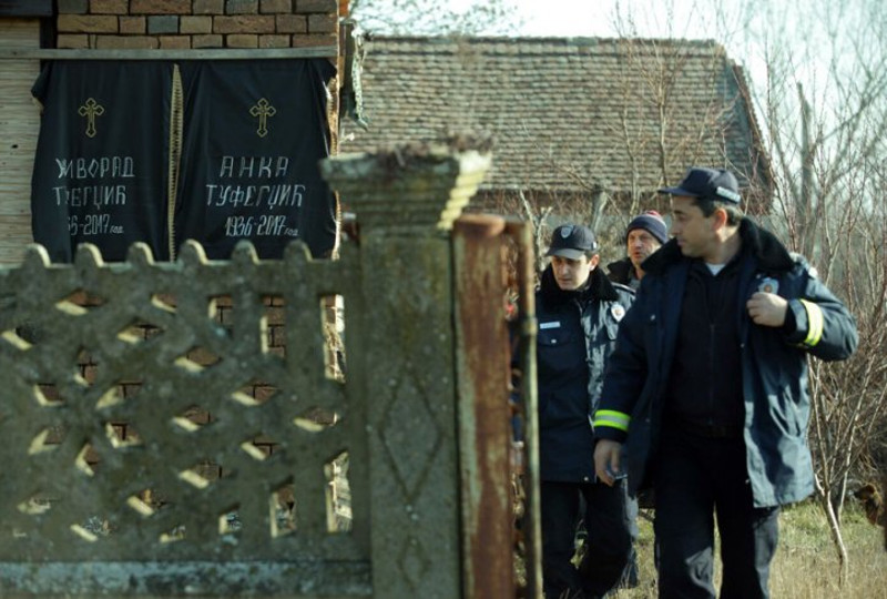 УЖАС У ЛОЗОВИКУ КОД ВЕЛИКЕ ПЛАНЕ: Мајка и син умрли од глади и хладноће (видео, фото) УЖАС У ЛОЗОВИКУ КОД ВЕЛИКЕ ПЛАНЕ: Мајка и син умрли од глади и хладноће (видео, фото)