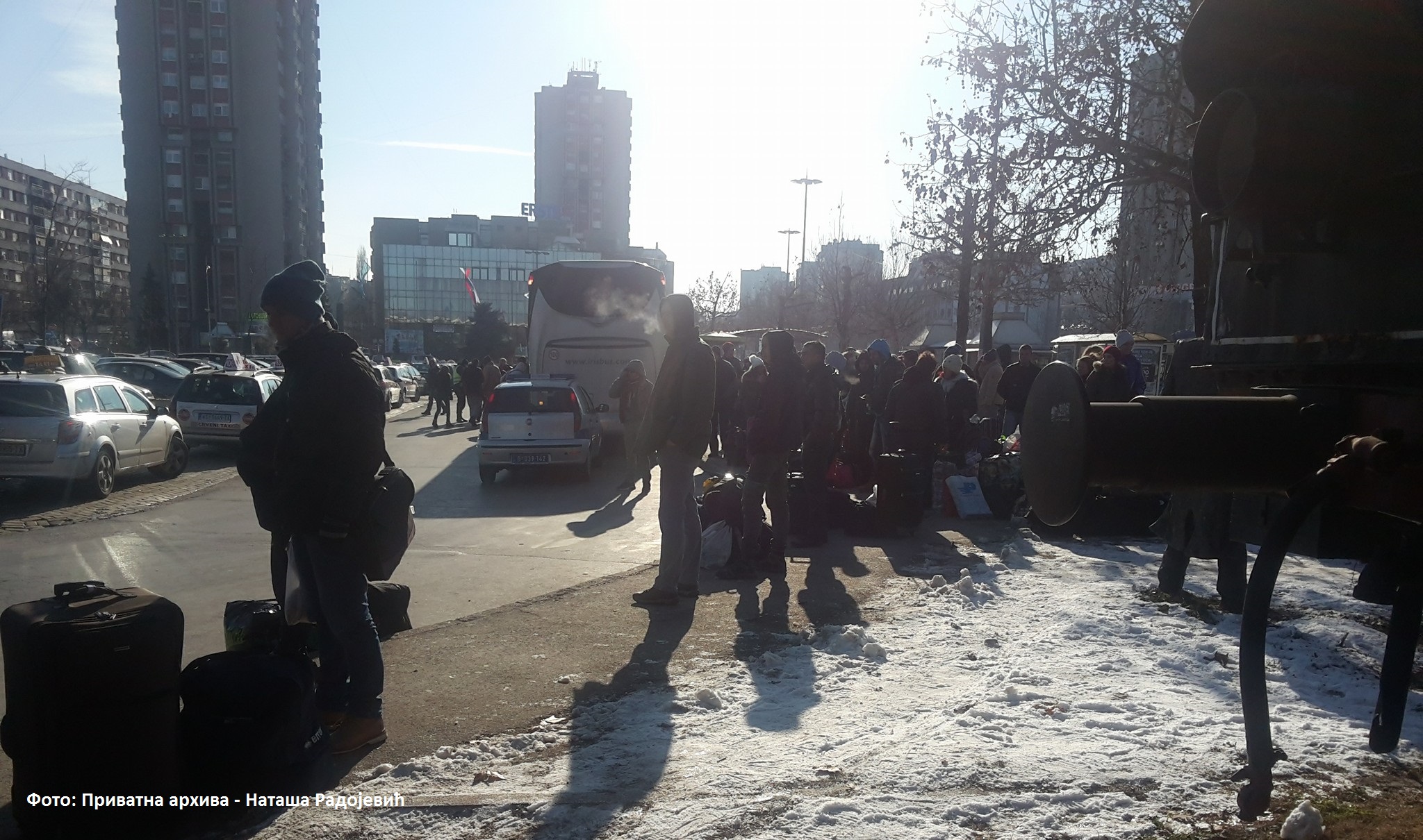 ЗЕМЉА СЕ ПРАЗНИ! Више од петнаест аутобуса јуче је из Новог Сада напустило Србију (фото)