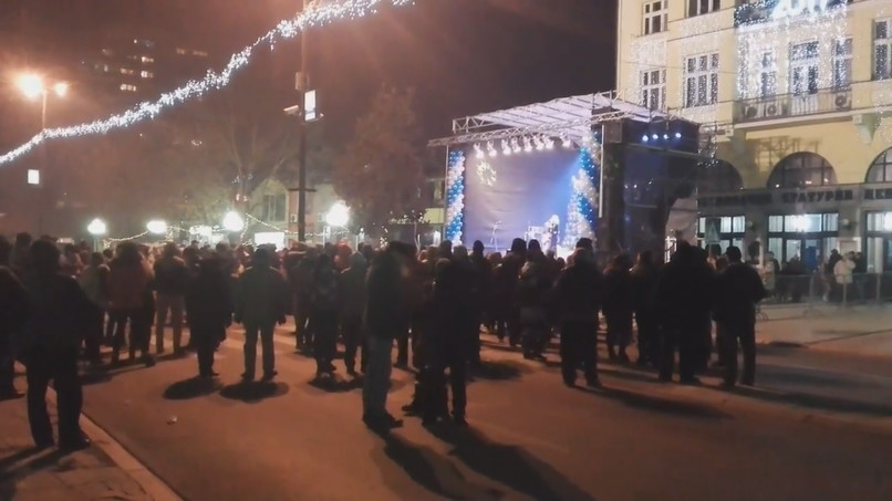 Лесковац је платио 1,8 милиона за дочек - појавило се свега 200 људи (видео) Лесковац је платио 1,8 милиона за дочек - појавило се свега 200 људи (видео)