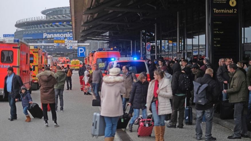 ПАНИКА У ХАМБУРГУ: Десетине људи на аеродрому гуши се због непознате супстанце ПАНИКА У ХАМБУРГУ: Десетине људи на аеродрому гуши се због непознате супстанце