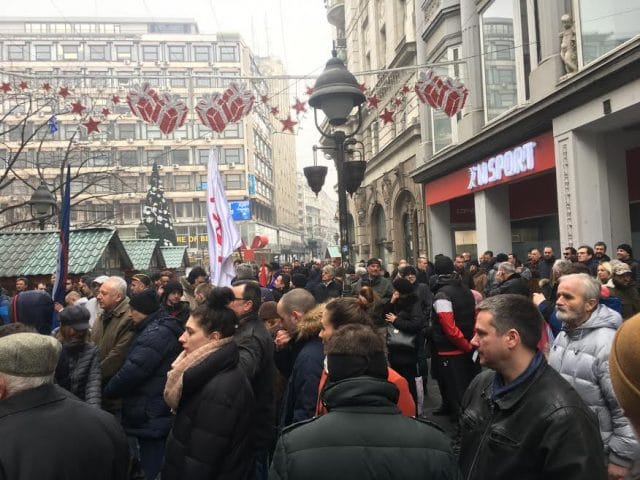 Испред црногорске амбасаде у Београду одржан протест "Стоп погрому Срба у Црној Гори" (видео) Испред црногорске амбасаде у Београду одржан протест "Стоп погрому Срба у Црној Гори" (видео)