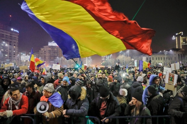 Победа народа: Румуни славе због повлачења Владине уредбе Победа народа: Румуни славе због повлачења Владине уредбе