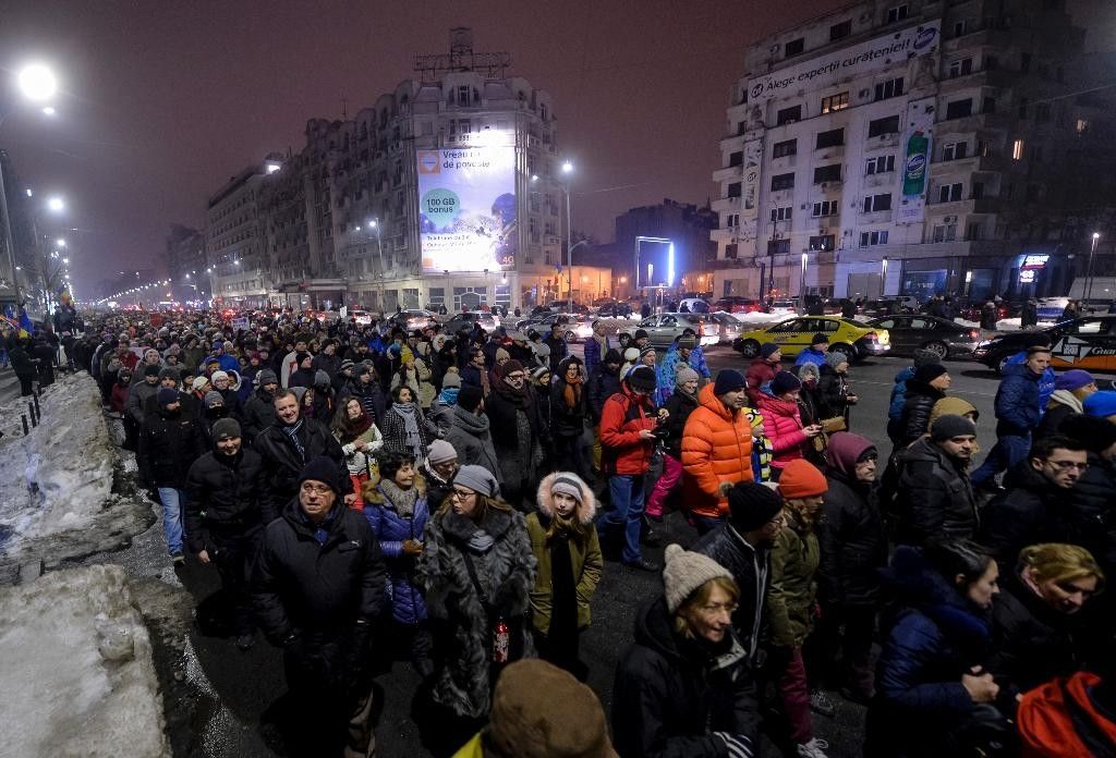 Румунија: Највећи протести од пада Чаушескуа, у Букурeшту сукоби са полицијом (видео) Румунија: Највећи протести од пада Чаушескуа, у Букурeшту сукоби са полицијом (видео)