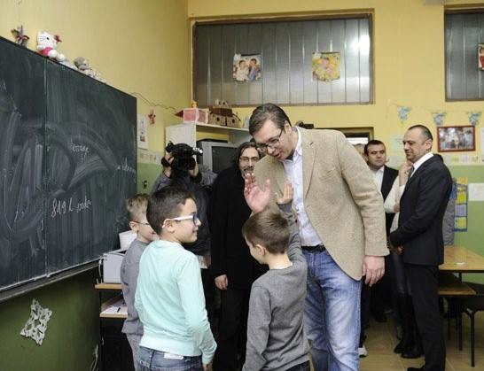 Вучић поново злоупотребљава децу у политичке сврхе! (фото)