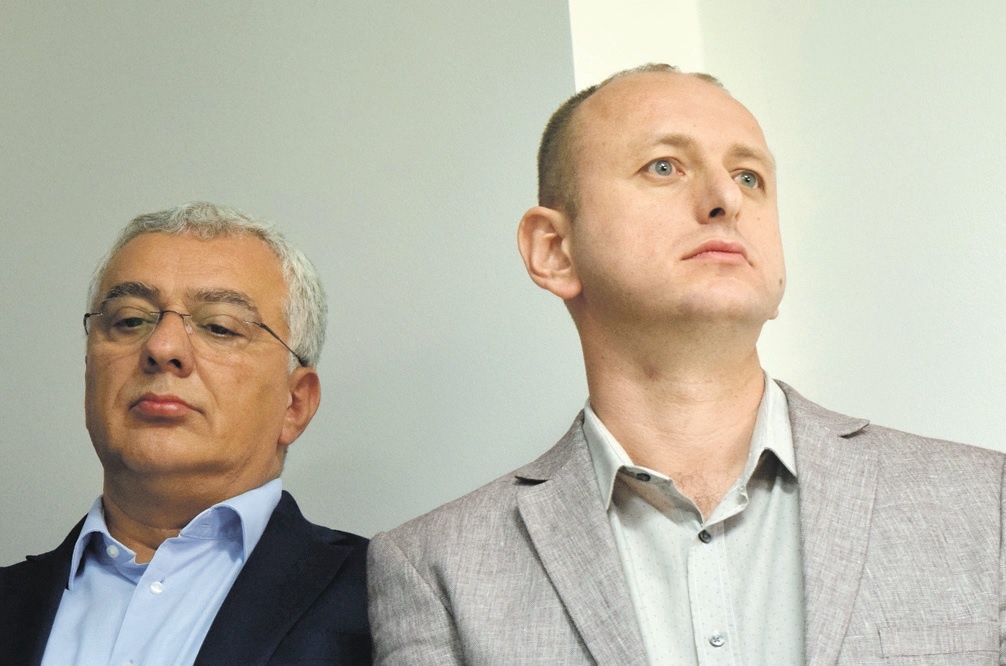 Због сумње да су "умешани у организовање терористичких напада у изборној ноћи" Скупштина Црне Горе укинула имунитет Андрији Мандићу и Милану Кнежевићу Због сумње да су "умешани у организовање терористичких напада у изборној ноћи" Скупштина Црне Горе укинула имунитет Андрији Мандићу и Милану Кнежевићу