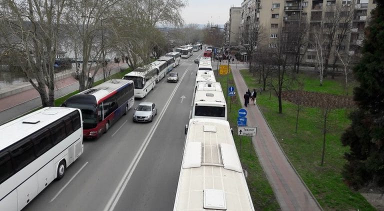 Одакле вам паре? Вучић спрема 1.500 аутобуса за којима довлачи ботове у Нови Сад и Београд Одакле вам паре? Вучић спрема 1.500 аутобуса за којима довлачи ботове у Нови Сад и Београд