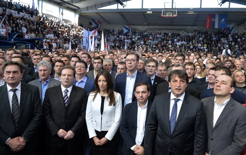 Вучић прича о тајкунима док поред њега стоји Карић и о ДОС-у а пола некадашњег ДОС-а је у његовој влади, странци и коалицији Вучић прича о тајкунима док поред њега стоји Карић и о ДОС-у а пола некадашњег ДОС-а је у његовој влади, странци и коалицији