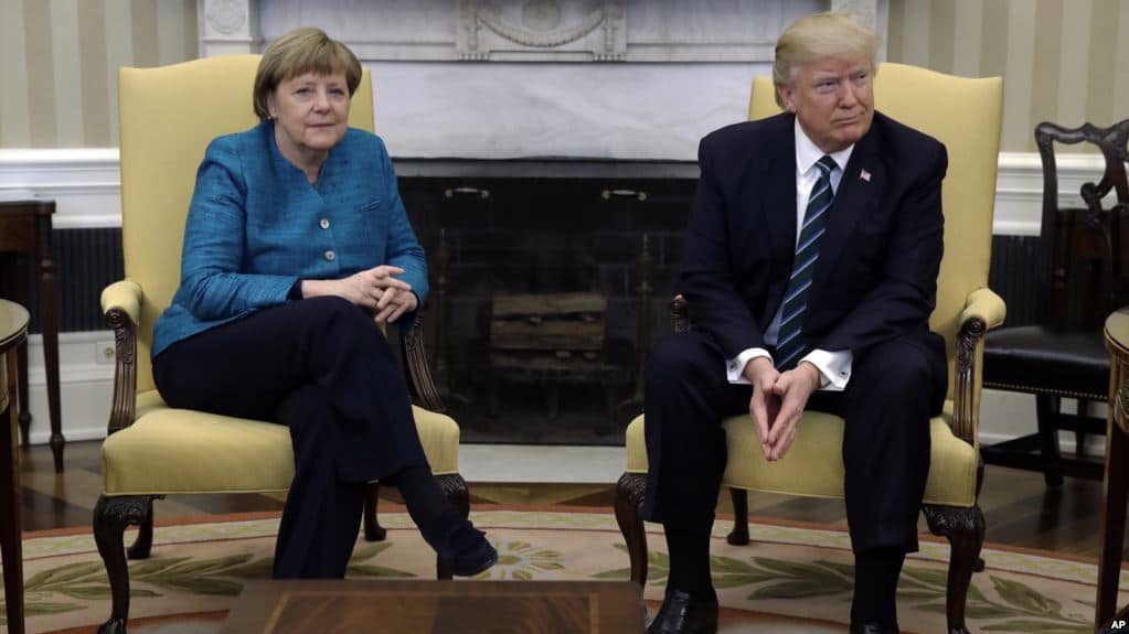 Билд: Трамп одбио да пружи руку Ангели Меркел у Овалној соби Билд: Трамп одбио да пружи руку Ангели Меркел у Овалној соби