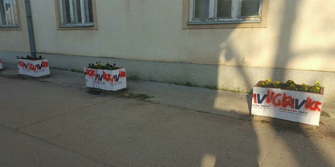 СТАВИ ПРАВУ СТВАР НА ПРАВО МЕСТО! На Вучићевим плакатима у Малом Иђошу исписали "УЧК"