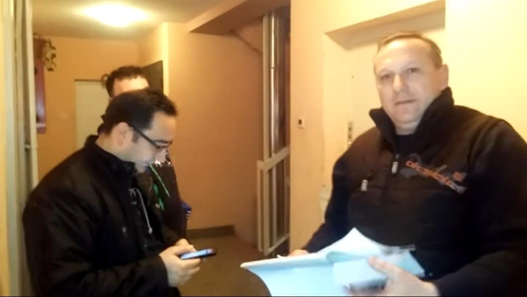 ПРЕВРШИЛО СВАКУ МЕРУ: Ухватио СНС ботове са бирачким списком како иду од врата до врата – умало пребијен! (видео) ПРЕВРШИЛО СВАКУ МЕРУ: Ухватио СНС ботове са бирачким списком како иду од врата до врата – умало пребијен! (видео)