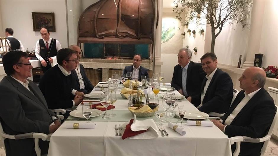 Алек брани сарајевски ћевап (како је само одбрусио Мустафи) Алек брани сарајевски ћевап (како је само одбрусио Мустафи)