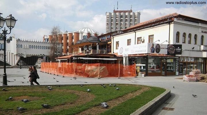 Зукорлић подржао Вучића и одмах кренуо да се илегално шири на трг Зукорлић подржао Вучића и одмах кренуо да се илегално шири на трг