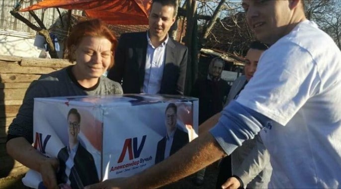 СНС НЕ КРИЈЕ ДА КУПУЈЕ ГЛАСОВЕ! У Крушевцу делили пакете облепљене Вучићевим постерима СНС НЕ КРИЈЕ ДА КУПУЈЕ ГЛАСОВЕ! У Крушевцу делили пакете облепљене Вучићевим постерима