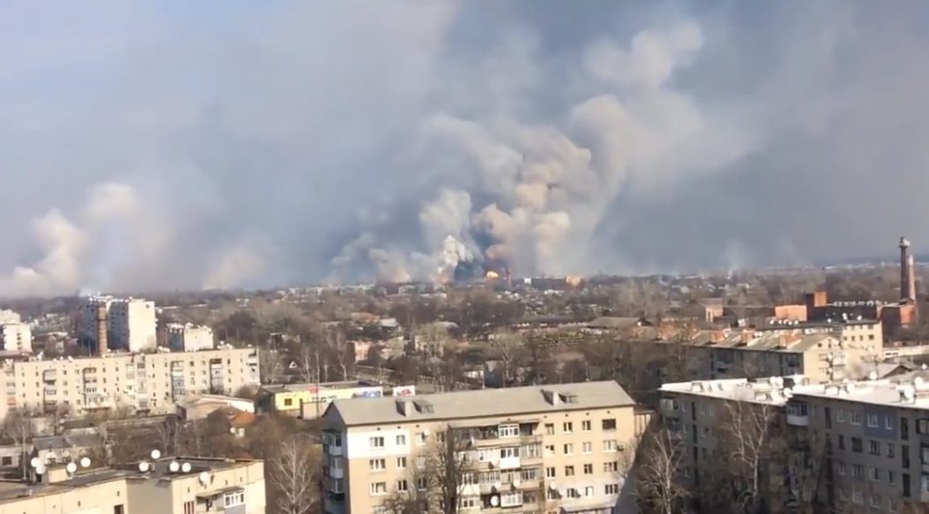 Огромна експлозија највећег складишта муниције у Украјини (видео) Огромна експлозија највећег складишта муниције у Украјини (видео)