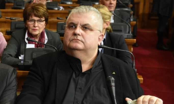 Веприна побегла са салаша па грокће и рокће док пребира говна за доручак Веприна побегла са салаша па грокће и рокће док пребира говна за доручак