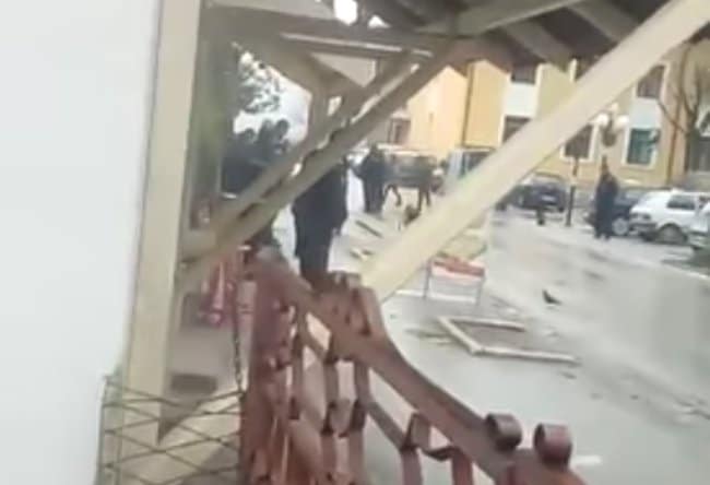 Ариље: Народ се организовао, не да харачлијама да плене имовину комшијама (видео) Ариље: Народ се организовао, не да харачлијама да плене имовину комшијама (видео)