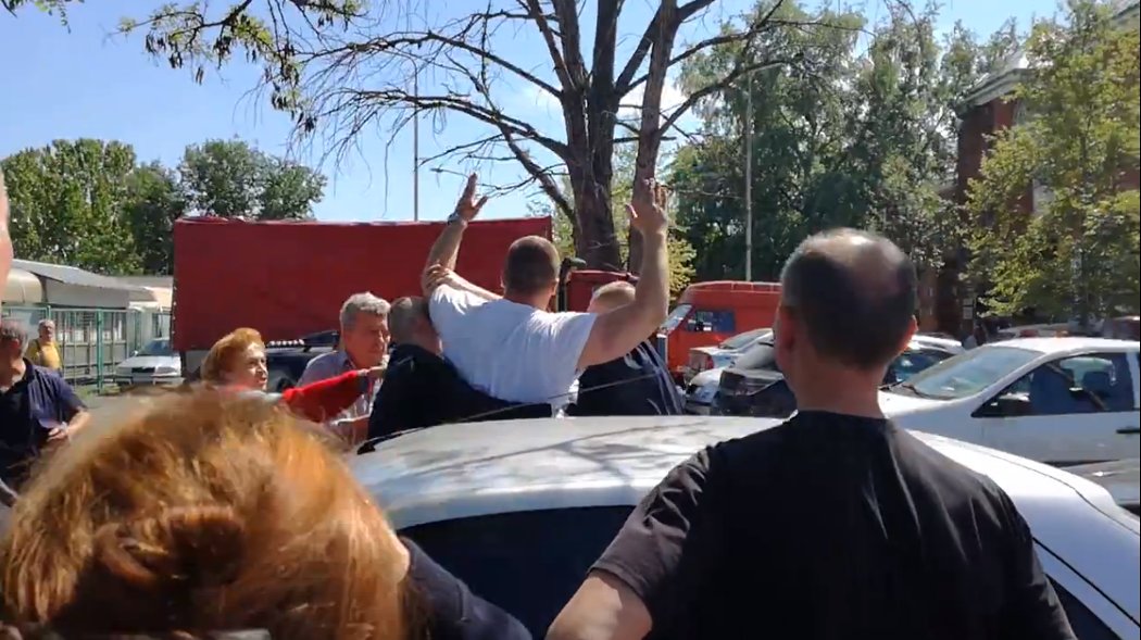 КРЕТЕНИЗАМ! Комунална полиција насилно УХАПСИЛА човека јер продаје јаја за Васкрс?! (видео) КРЕТЕНИЗАМ! Комунална полиција насилно УХАПСИЛА човека јер продаје јаја за Васкрс?! (видео)