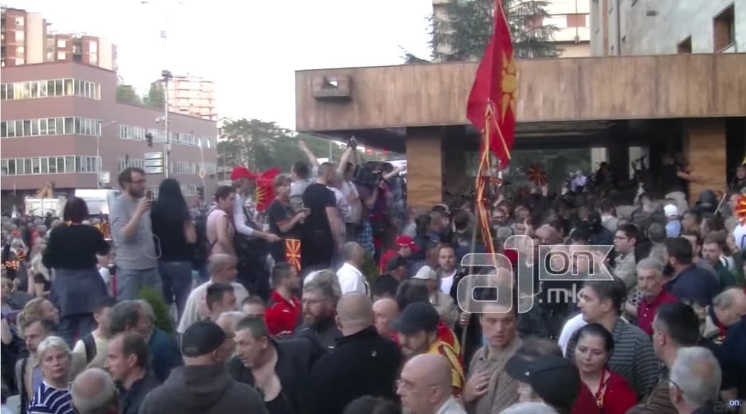 Прва фаза „државног удара” у Македонији готова: Заев и Шиптари изабрали свог „председника Собрања” (видео) Прва фаза „државног удара” у Македонији готова: Заев и Шиптари изабрали свог „председника Собрања” (видео)